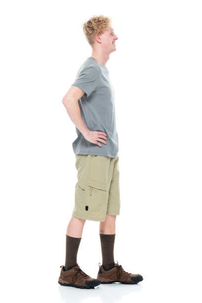 白人男性穿着登山靴站在白色背景前图片下载