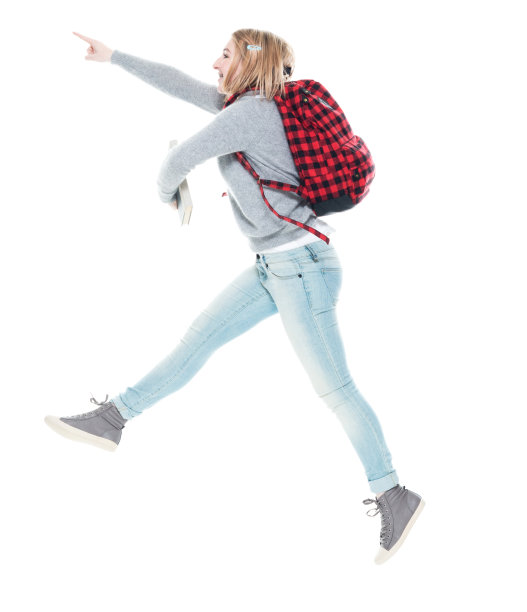 一名女高中生背着书包，拿着课本，戴着耳机，在白色背景前跳来跳去图片下载