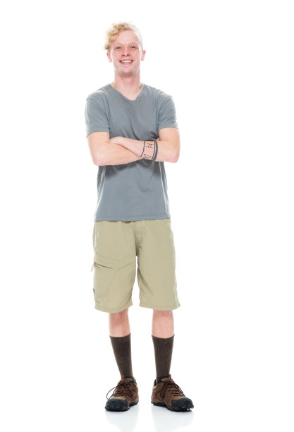 白人男性穿着登山靴站在白色背景前图片下载