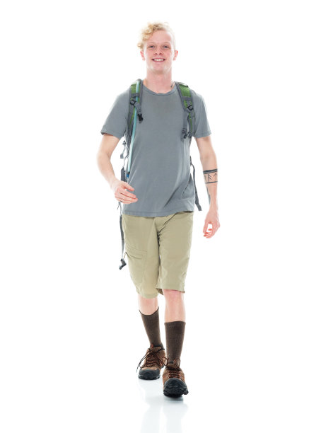 白人男性背包客走在前面的白色背景，穿着背包和拿着包图片下载