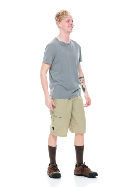 白人年轻男性穿着短裤站在白色背景前图片下载