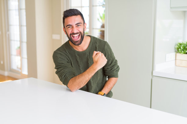 因成功而欢呼雀跃的男人图片下载