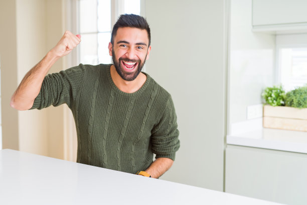 因成功而欢呼雀跃的男人图片下载