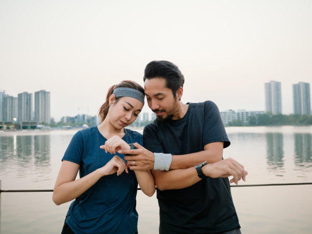 运动员夫妇在江城使用智能手表。图片下载