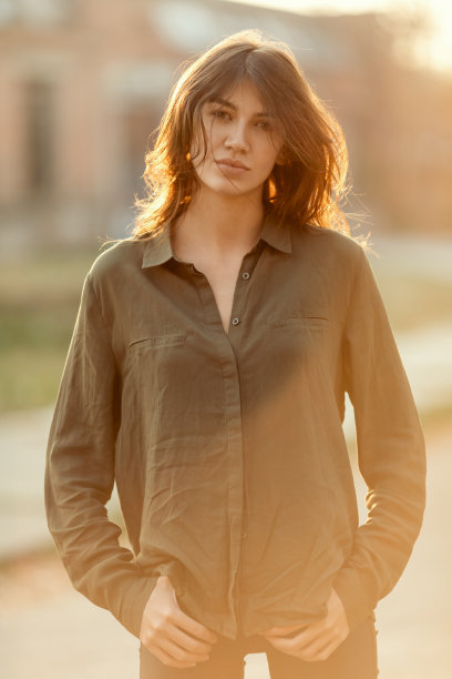 户外美丽年轻女子的肖像图片下载