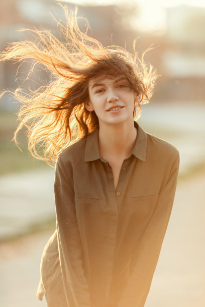 户外美丽年轻女子的肖像图片下载