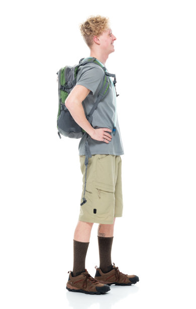 白人男性背包客在白人背景前背着背包和拿着包图片下载