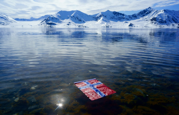 斯瓦尔巴群岛上的挪威国旗图片下载