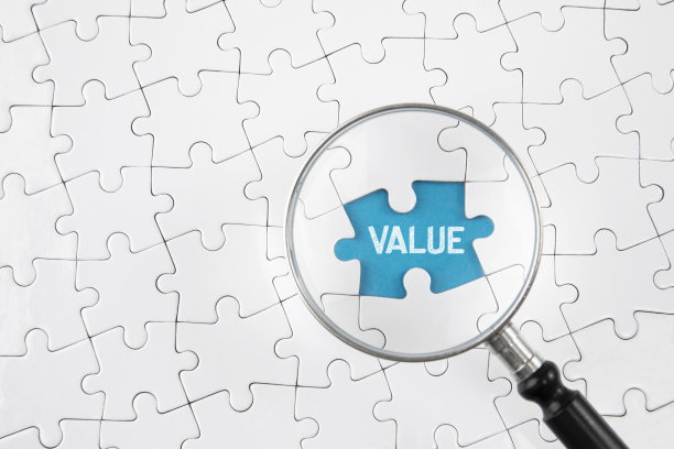 放大镜下的价值拼图概念图片下载