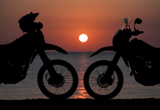 海滩上摩托车的剪影图片下载