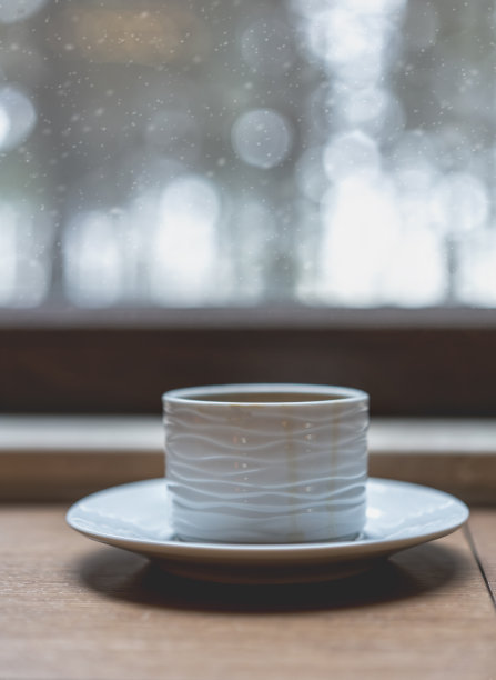 冬天在木桌上喝杯咖啡图片下载