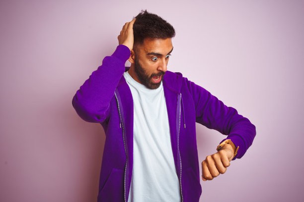 担心迟到的年轻印度男子看着手表图片下载