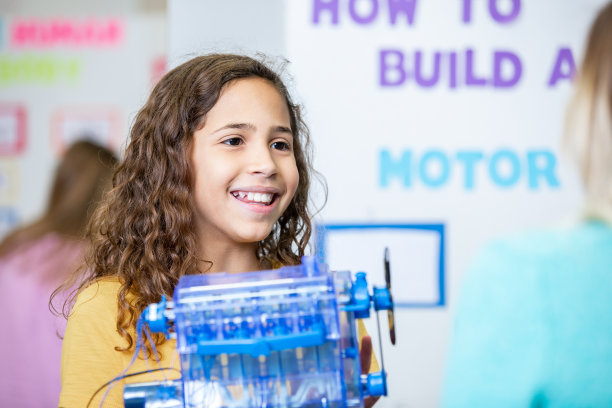 拿着科学展览作品的可爱小学生图片下载