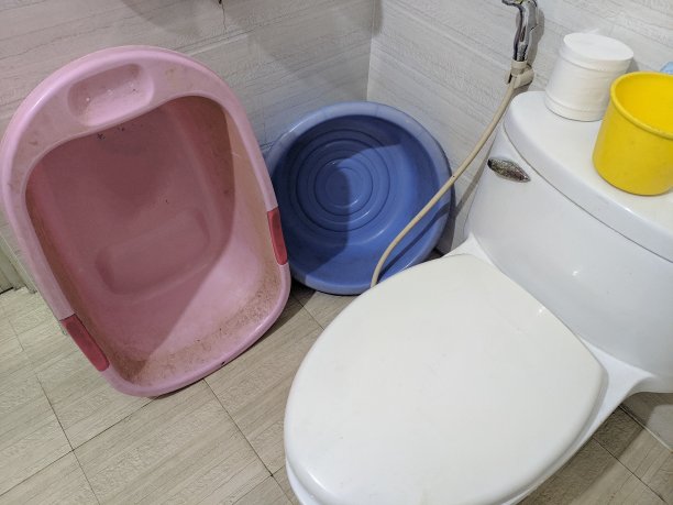 浴室里的塑料浴缸图片下载