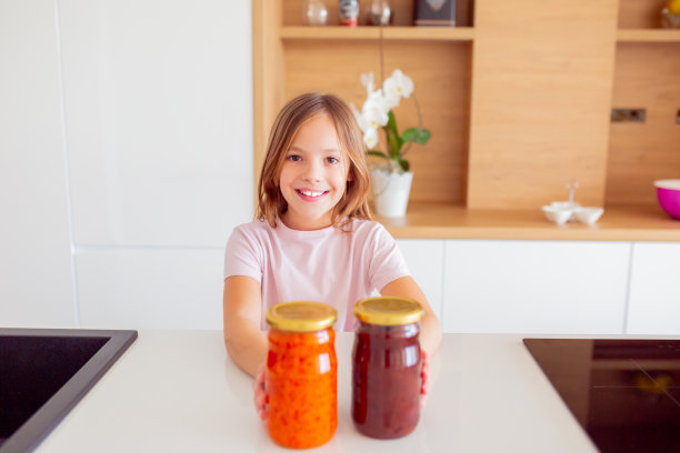 在厨房选择最佳早餐的小女孩图片下载