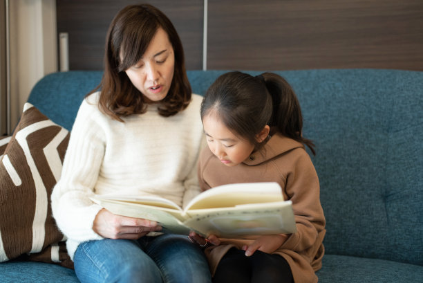 妈妈在家里给女儿读书图片下载