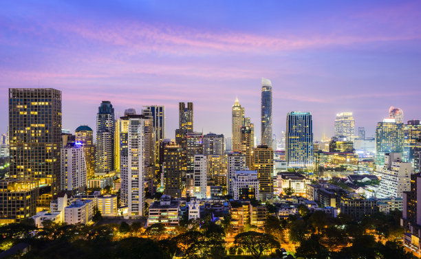 曼谷市中心Silom城市天际线日落，泰国图片下载