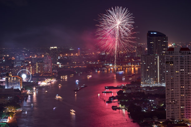 夜间鸟瞰图与烟花，城市景观和曼谷的河流图片下载