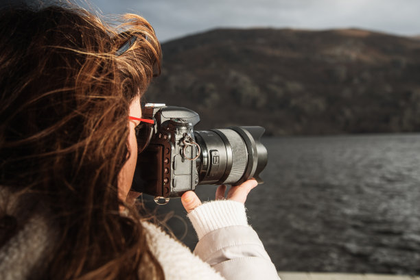 年轻女子用单反相机拍照图片下载