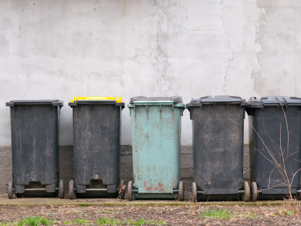 垃圾桶靠近墙。图片下载