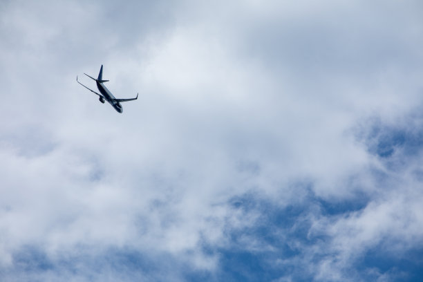 飞机在空中旅行的概念图片下载