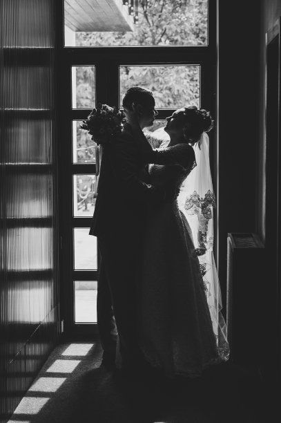 窗户旁边的婚礼新人，初次见面，拥抱，黑白照片图片下载