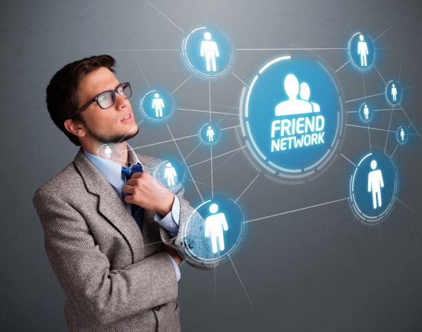 英俊男人正在看现代社交网络图片下载