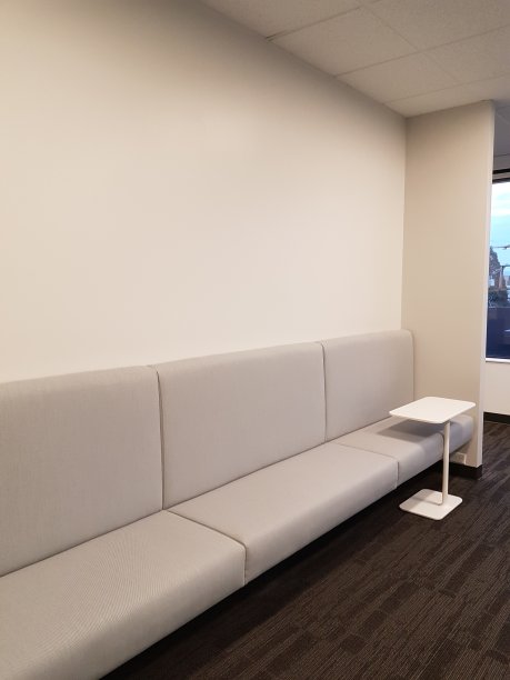 灰色的长椅上。会议空间图片下载