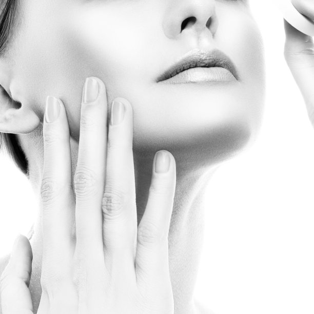 黑白女人皮肤脸美近美模特洁净面部健康肌肤。黑色和白色图片下载