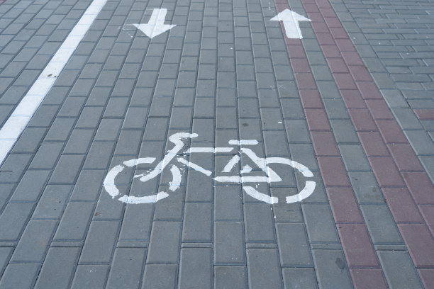 涂在柏油路面上的白色自行车路标图片下载