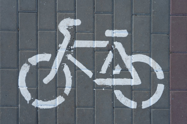 涂在柏油路面上的白色自行车路标图片下载