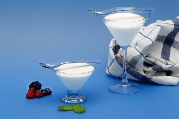 从牛奶中提取的天然酸奶。图片下载