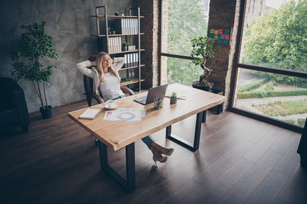 上面的高角度视图照片的企业家有休息穿着高跟鞋金发闭上眼睛对她的结果满意图片下载