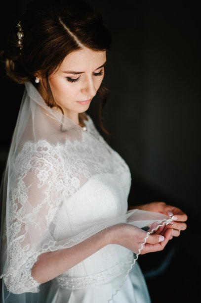 美丽的肖像新娘穿着时尚的婚纱与奢华的喜悦化妆和发型，工作室室内照片。有吸引力的模型。图片下载