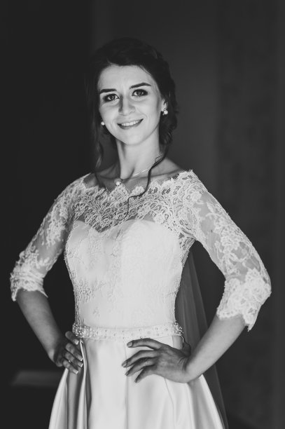 美丽的肖像新娘穿着时尚的婚纱与奢华的喜悦化妆和发型，工作室室内照片。有吸引力的模型。黑白照片。图片下载