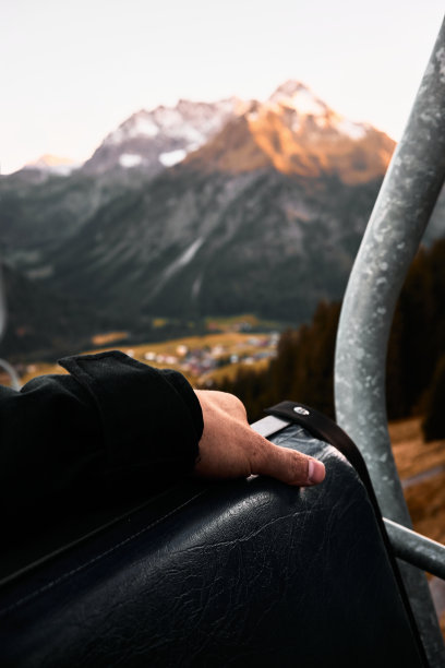 从缆车上俯瞰群山图片下载