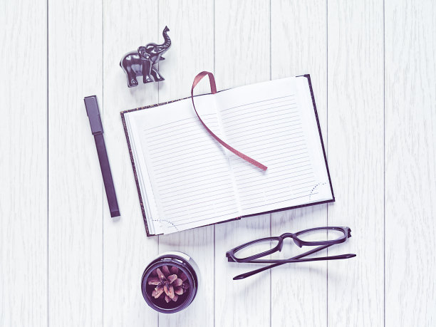 笔记本的背景是白色的木头。图片下载