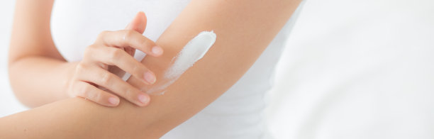 特写美丽的年轻亚洲女人微笑在卧室皮肤护理防晒霜乳液，美丽亚洲女孩化妆和化妆品光滑，健康和健康的概念，横幅网站。图片下载