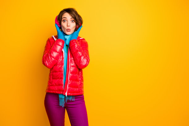 照片相当有趣的旅行者女士冬天准备走像不错的耳套温暖穿时尚休闲红色大衣蓝色围巾粉色裤子孤立的黄色背景图片下载