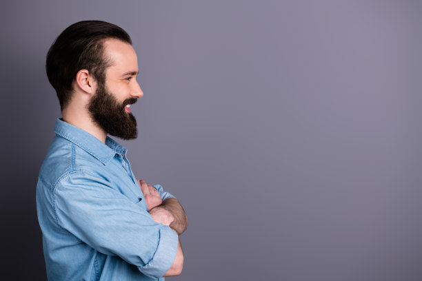 迷人的家伙的侧面照片工人看拷贝空间休息放松与同事在工作日交叉双手穿时尚的衣服孤立在灰色背景图片下载