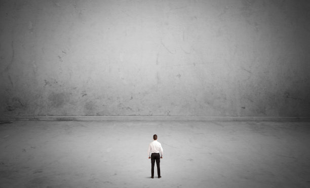 在大型空旷场所中的小型企业人员图片下载