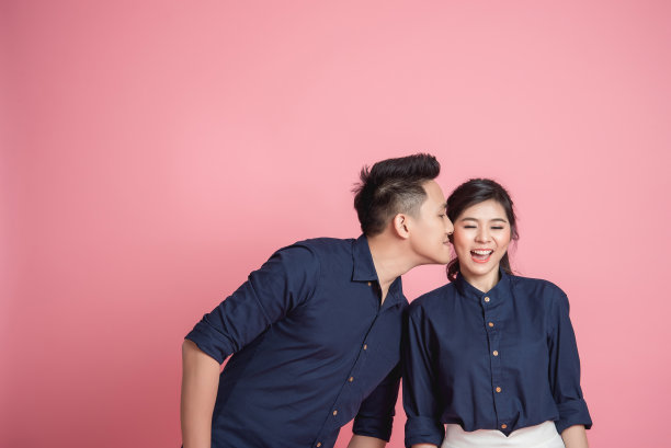 快乐的亚洲情侣接吻图片下载