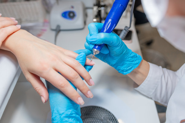 美甲师进行硬件美甲特写照片图片下载