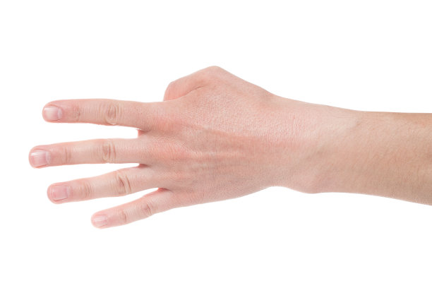 男子在白色背景上展示四号，特写。图片下载