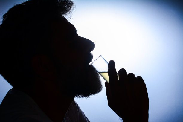 一个男人喝酒精饮料的剪影，横着，男人，喝酒，切掉图片下载