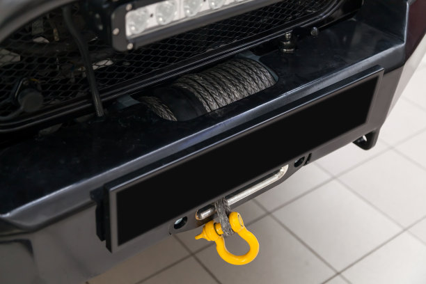 牵引绞车一种装有卸扣和金属电缆上的环的牵引绞车，安装在汽车上用于拉出和疏散车辆克服越野和极限赛车。图片下载