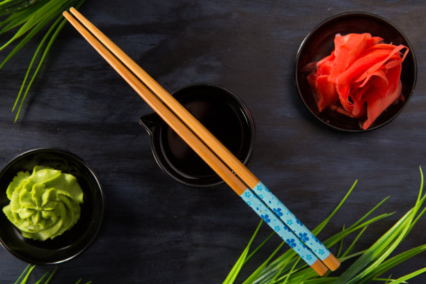 黑色背景上的芥末中国棍子图片下载