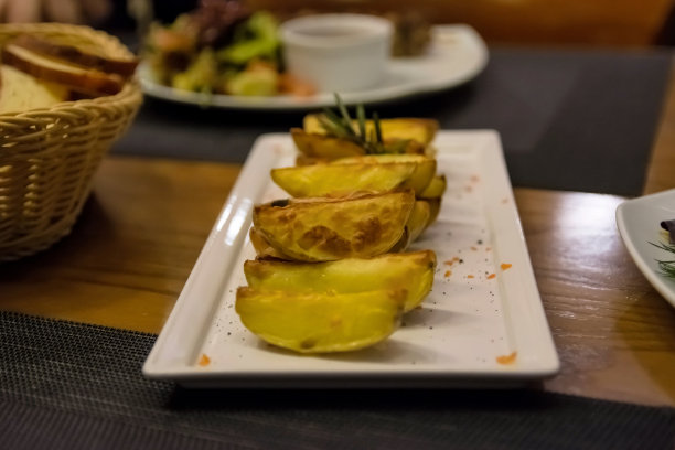 盘子里有美味的烤土豆图片下载