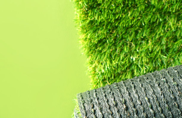 人工草卷在绿色背景上，复制空间图片下载