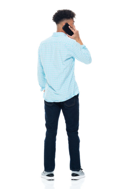 非裔美国男孩穿着裤子站在白色背景下使用手机图片下载